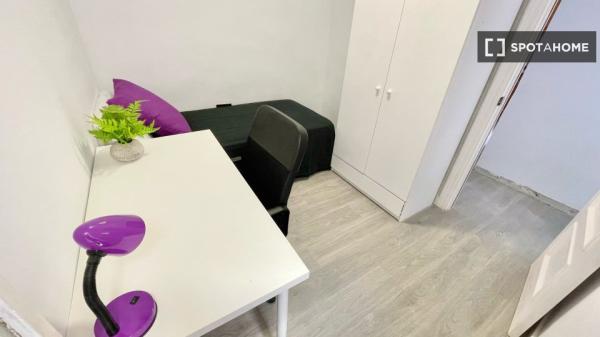 Chambre à louer dans un appartement de 5 chambres à Alicante