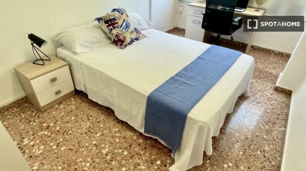 Chambre à louer dans un appartement de 4 chambres à Alicante