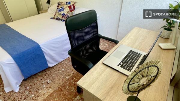 Chambre à louer dans un appartement de 4 chambres à Alicante