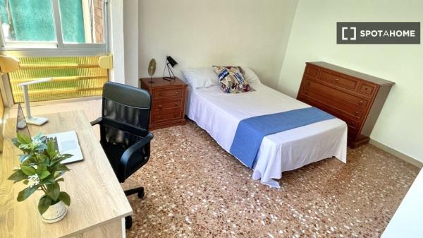 Chambre à louer dans un appartement de 4 chambres à Alicante