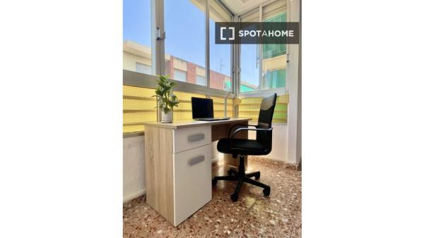 Chambre à louer dans un appartement de 4 chambres à Alicante