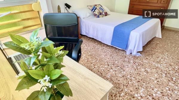 Chambre à louer dans un appartement de 4 chambres à Alicante