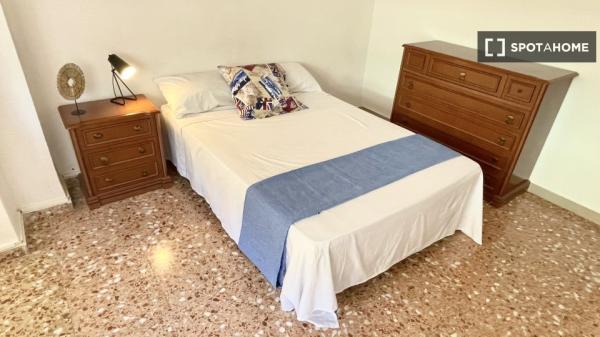 Chambre à louer dans un appartement de 4 chambres à Alicante