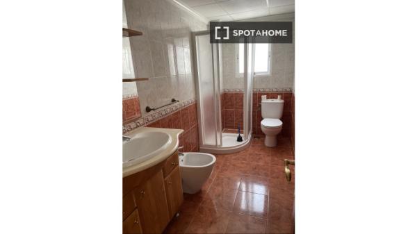 Se alquila habitación en piso de 4 habitaciones en Alicante