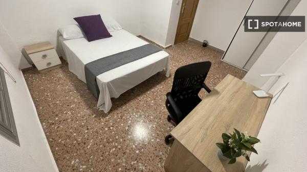 Chambre à louer dans un appartement de 4 chambres à Alicante