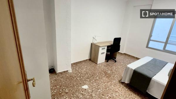 Chambre à louer dans un appartement de 4 chambres à Alicante