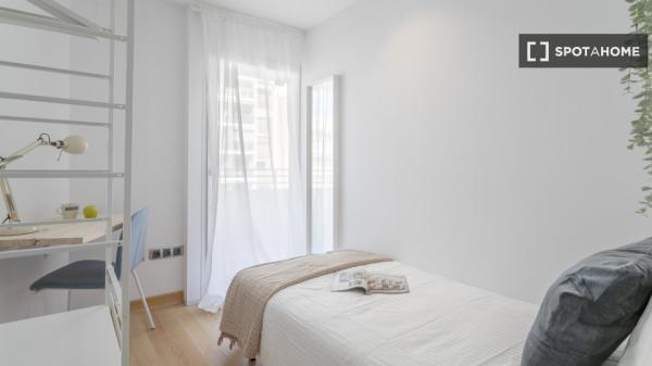 Pokój do wynajęcia w mieszkaniu z 5 sypialniami w Alacant, Alacant