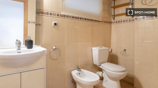 Pokój do wynajęcia w mieszkaniu z 5 sypialniami w Alacant, Alacant