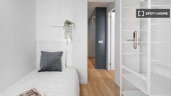 Chambre à louer dans un appartement de 5 chambres à Alacant, Alacant