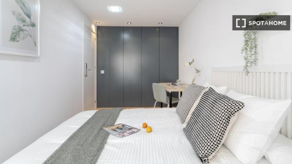 Chambre à louer dans un appartement de 5 chambres à Alacant, Alacant