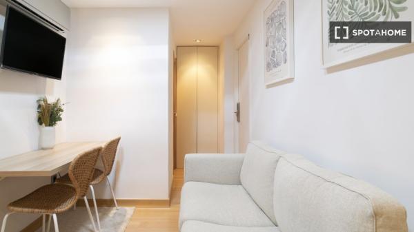 Chambre à louer dans un appartement de 5 chambres à Alacant, Alacant