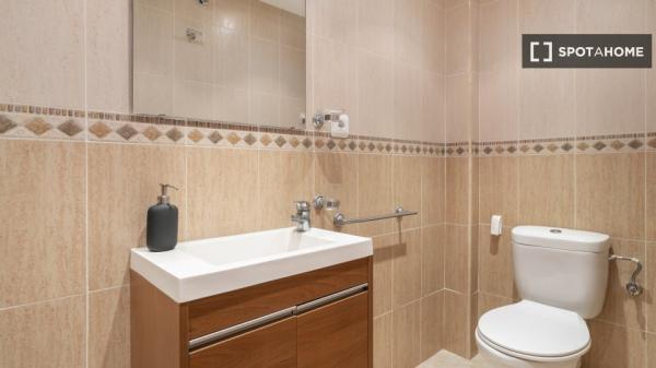 Chambre à louer dans un appartement de 5 chambres à Alacant, Alacant