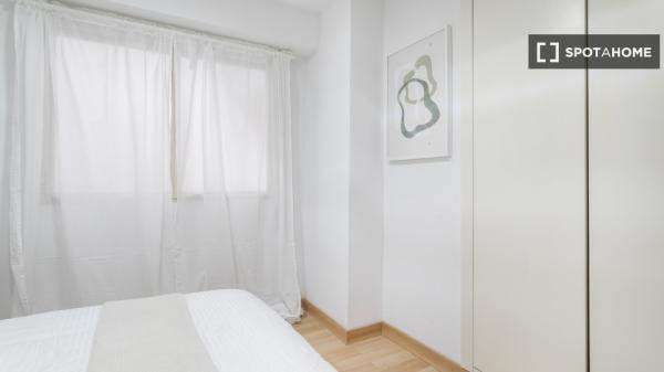 Chambre à louer dans un appartement de 5 chambres à Alacant, Alacant