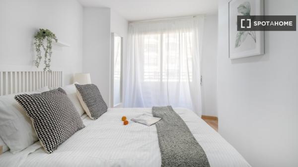 Chambre à louer dans un appartement de 5 chambres à Alacant, Alacant