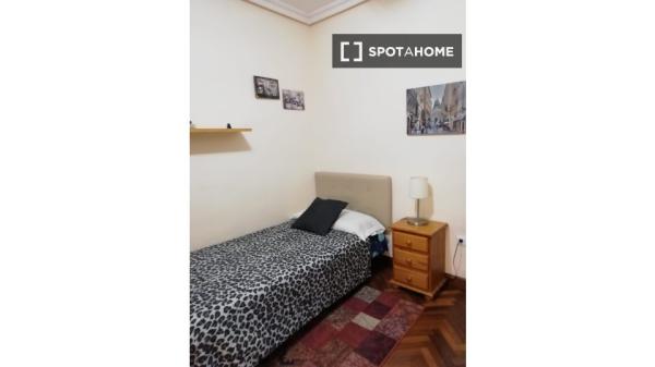 Chambre dans un appartement partagé à Donostia