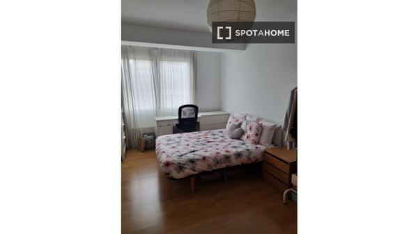 Room in shared apartment in Zaragoza