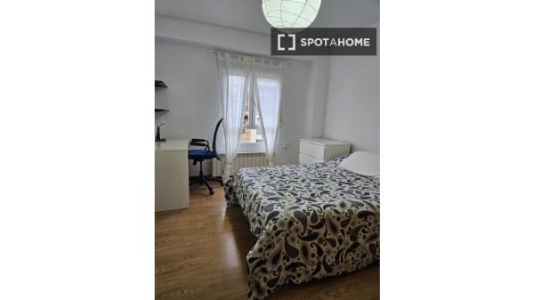 Room in shared apartment in Zaragoza