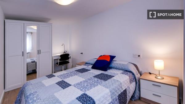 Pokój we wspólnym mieszkaniu w Saragossie