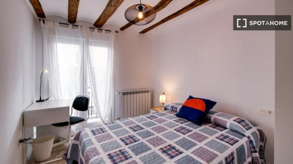 Room in shared apartment in Zaragoza
