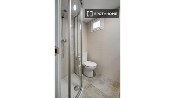 Room in shared apartment in Zaragoza