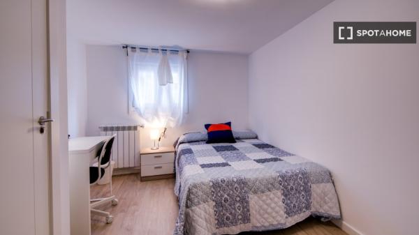 Room in shared apartment in Zaragoza