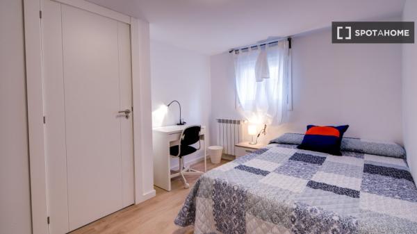 Room in shared apartment in Zaragoza