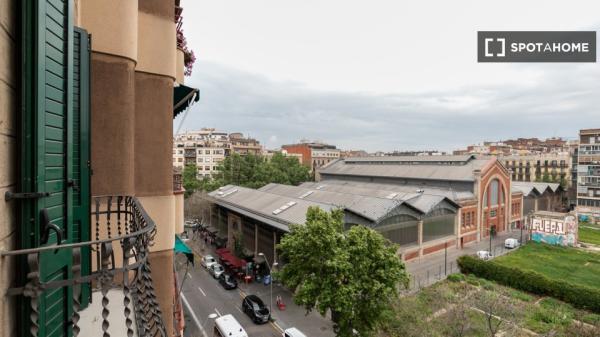 Luminoso y céntrico piso en la calle Casanova