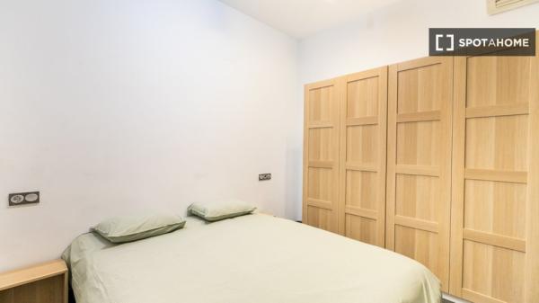 Piso totalmente equipado a un paso del Centro Comercial Gran Via 2