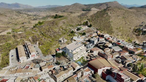 VINEYARD VIEWS apart