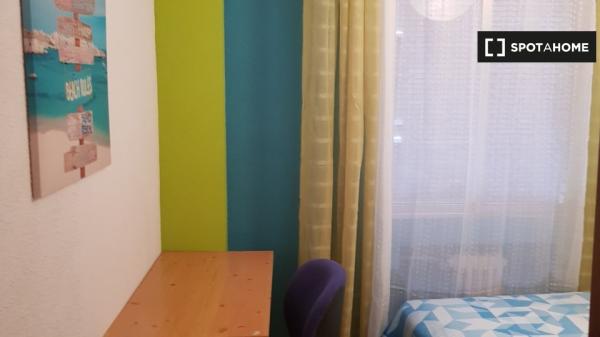 Habitación en piso de 6 dormitorios en Alcalá de Henares.