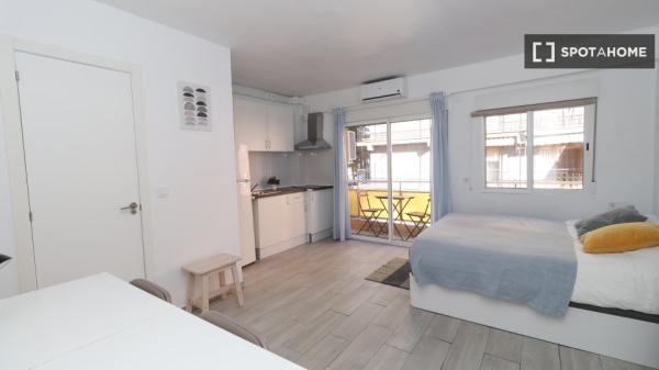 Room for rent in 4-bedroom apartment in Valencia