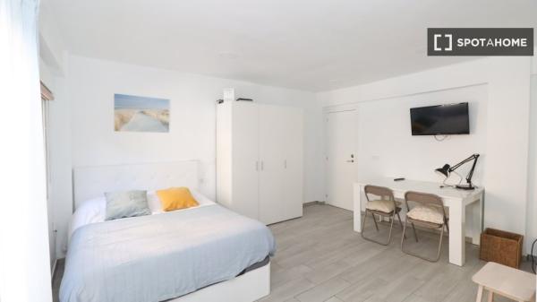 Room for rent in 4-bedroom apartment in Valencia
