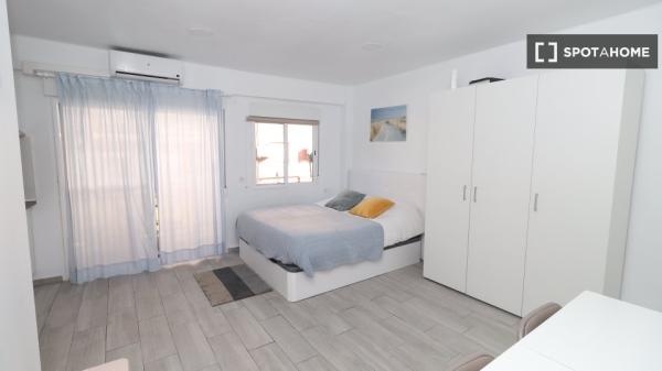 Room for rent in 4-bedroom apartment in Valencia
