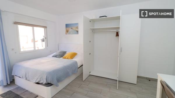 Room for rent in 4-bedroom apartment in Valencia