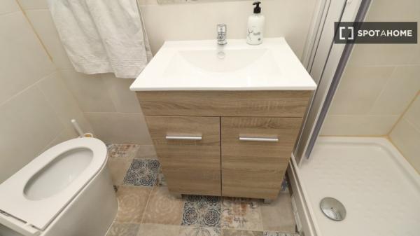 Room for rent in 4-bedroom apartment in Valencia