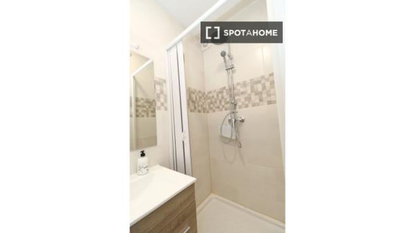 Room for rent in 4-bedroom apartment in Valencia