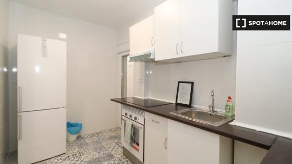 Room for rent in 4-bedroom apartment in Valencia