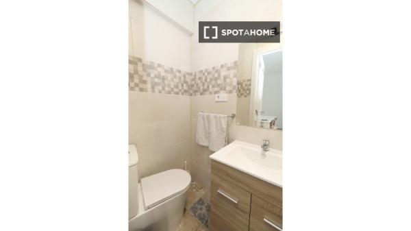 Room for rent in 4-bedroom apartment in Valencia