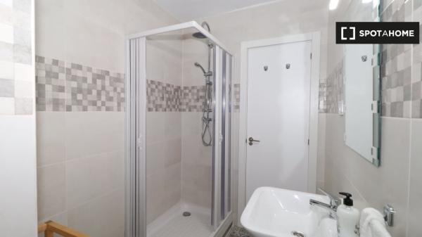 Room for rent in 4-bedroom apartment in Valencia