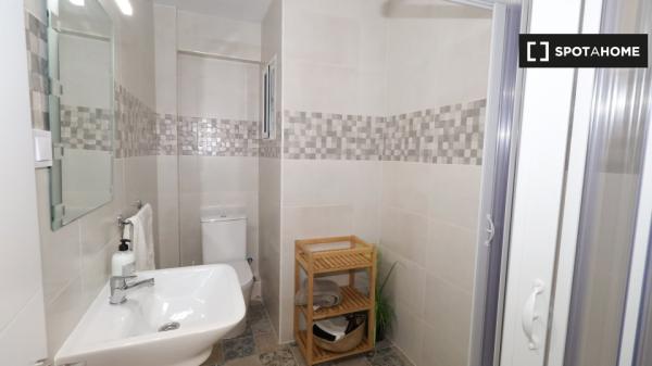Room for rent in 4-bedroom apartment in Valencia