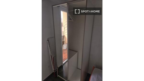 Pokój do wynajęcia w 5-pokojowym mieszkaniu w Illes Balears