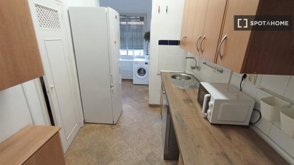 Room in shared apartment in Granada
