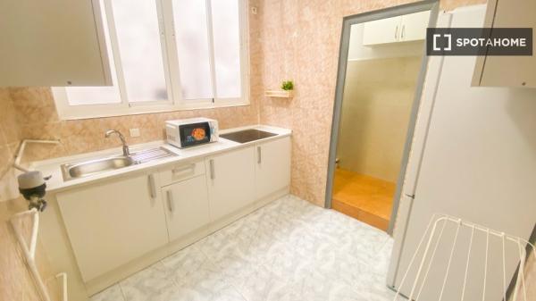 Pokój we wspólnym mieszkaniu w Granadzie