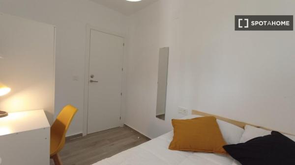 Pokój we wspólnym mieszkaniu w Granadzie