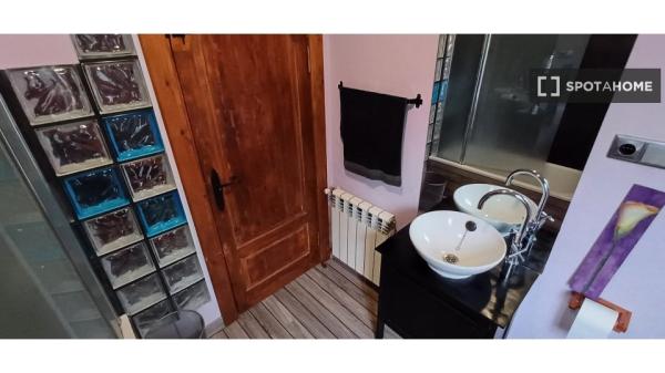 Room in shared apartment in Cabezón de la Sal