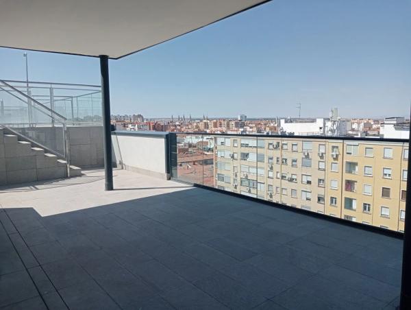 Ático en venta en avenida Cesáreo Alierta, 100