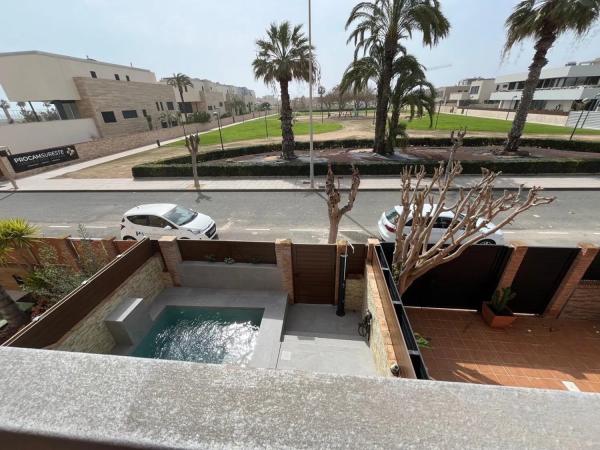 Chalet adosado en calle Gladiolo