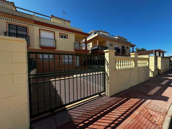 Chalet adosado en calle Holanda, 51