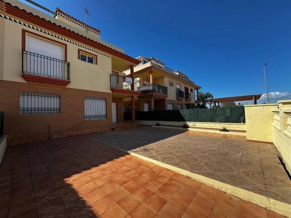 Chalet adosado en calle Holanda, 51