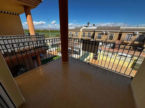 Chalet adosado en calle Holanda, 51